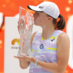 Iga Swiatek kissing the trophy, Miami 2022