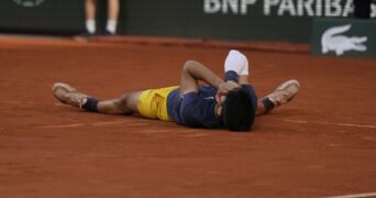 Zverev and Alcaraz after 2024 Roland-Garros final © Glenn Gervot / Panoramic