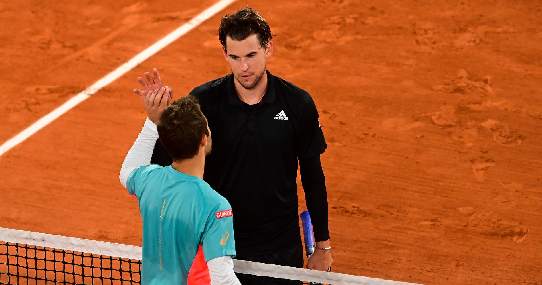 poignee de mains entre Dominic Thiem (Aut) et Hugo Gaston (Fra)